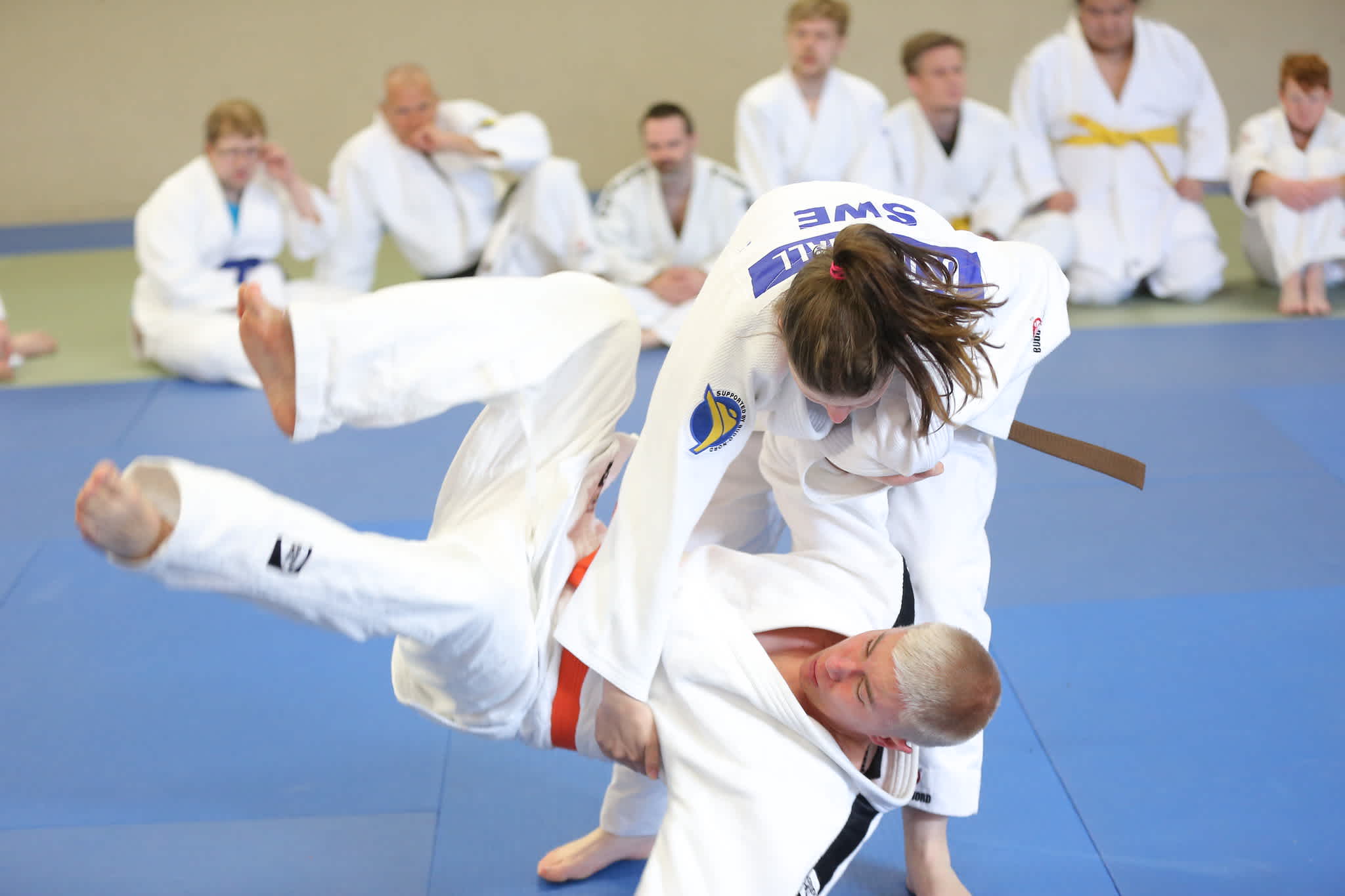 Judotävling en tjej fäller en kille med judogrepp.