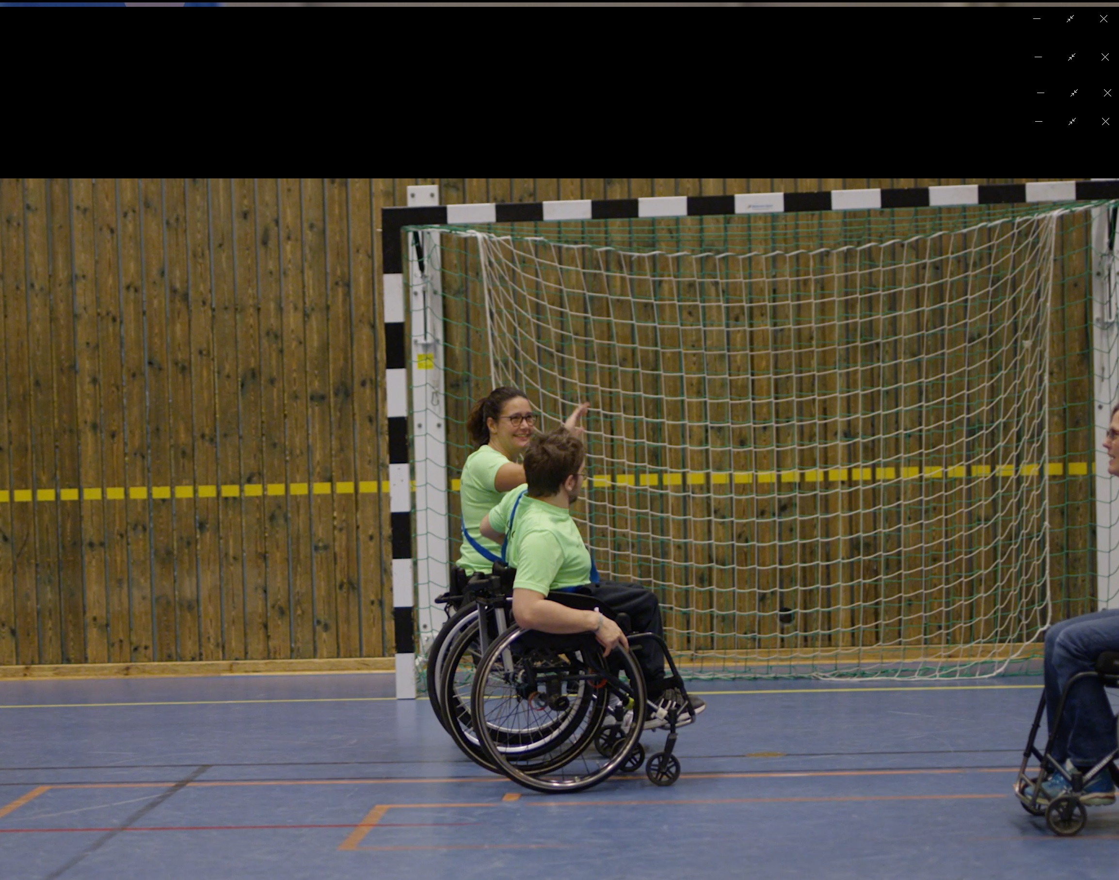 Jennie samtalar hon med en av deltagarna i rullegruppen. 