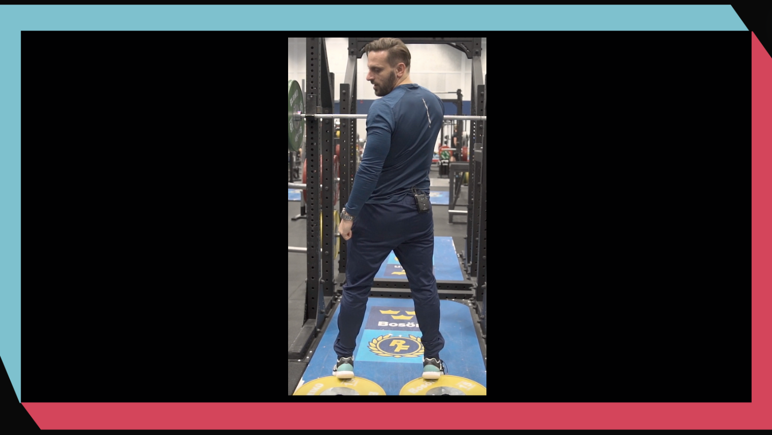 En man står med ryggen mot kameran, med hälarna upphöjda på ett par viktskivor. En blå och rosa ram runt bilden.