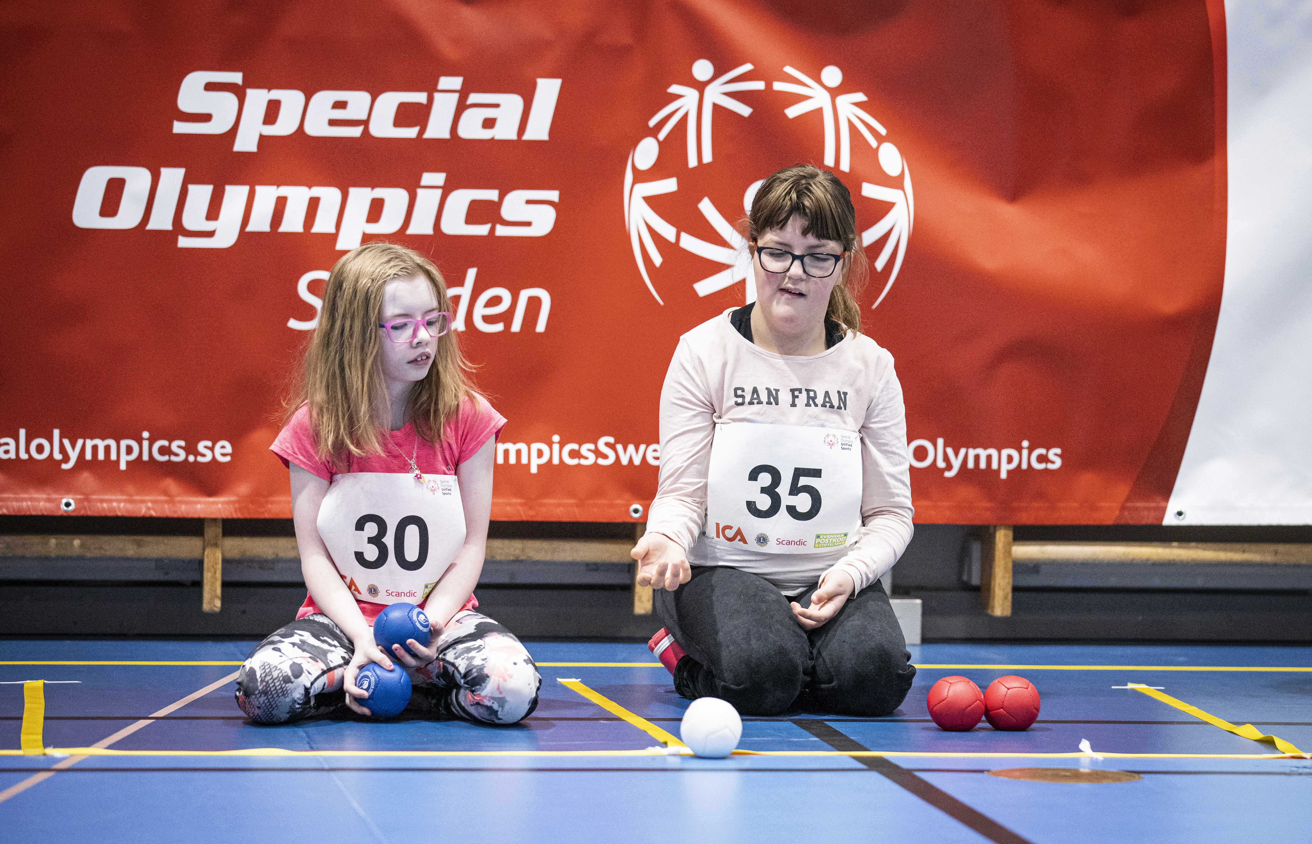 Två tjejer spelar boccia.