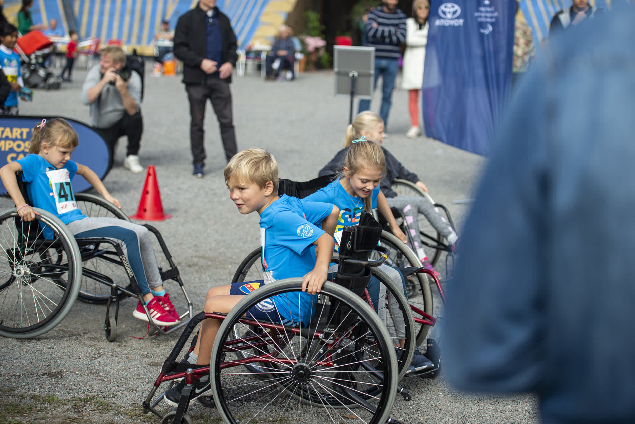 Flera barn provar att åka rullstol.