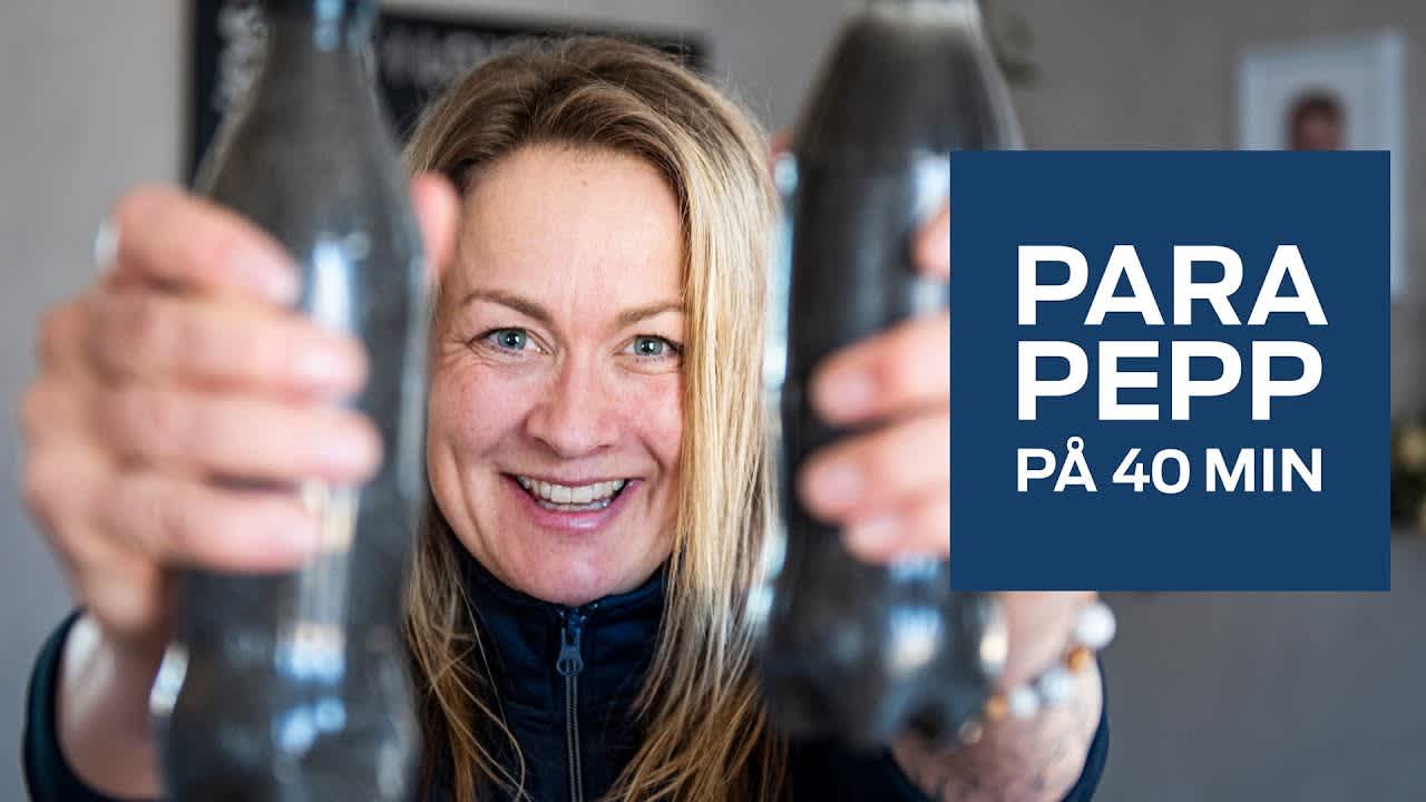 En kvinna håller upp två fyllda flaskor framför kameran. En blå ruta med texten Parapepp på 40 minuter.