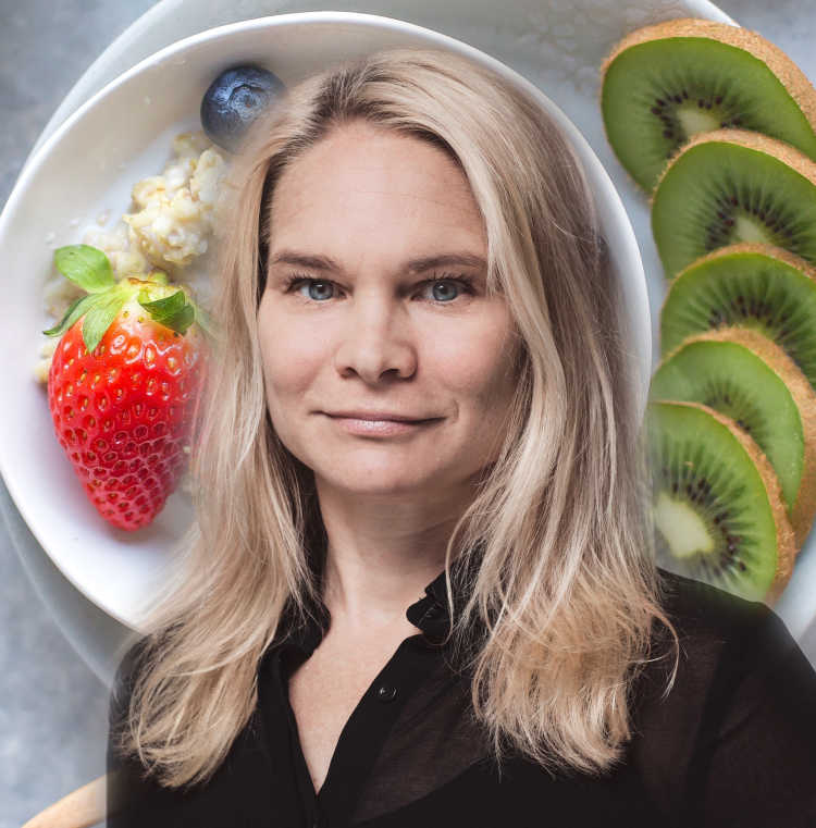 Porträttbild på dietisten Emma. I bakgrunden flera frukter. Bilden är ett montage.