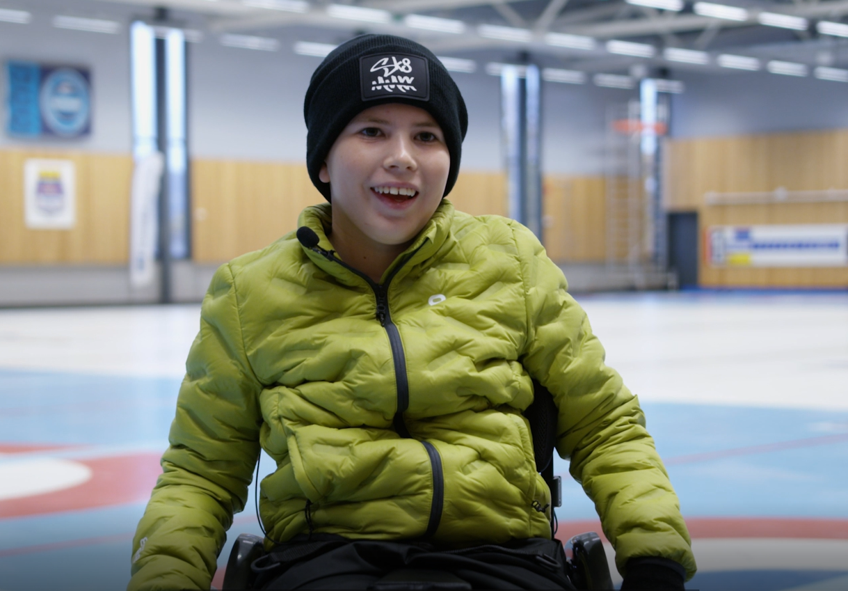 Ossian blir intervjuad i curlinghallen.