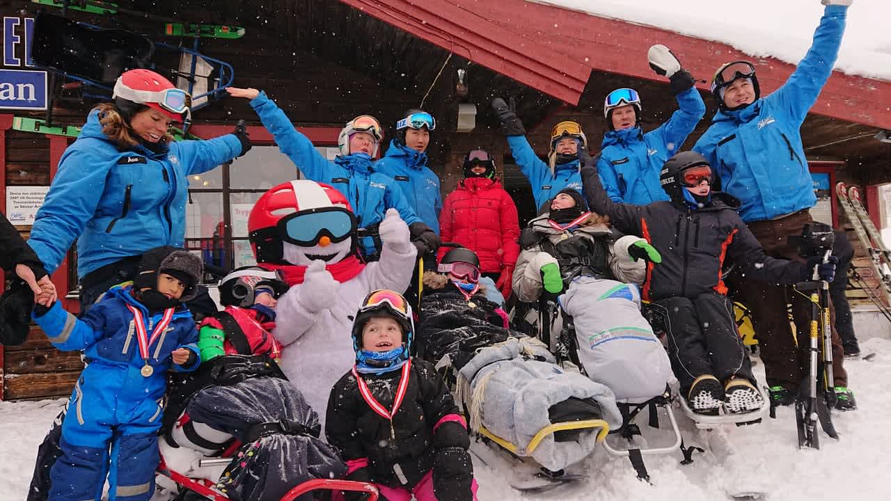 Gruppbild på ledare och deltagare ute i snön.