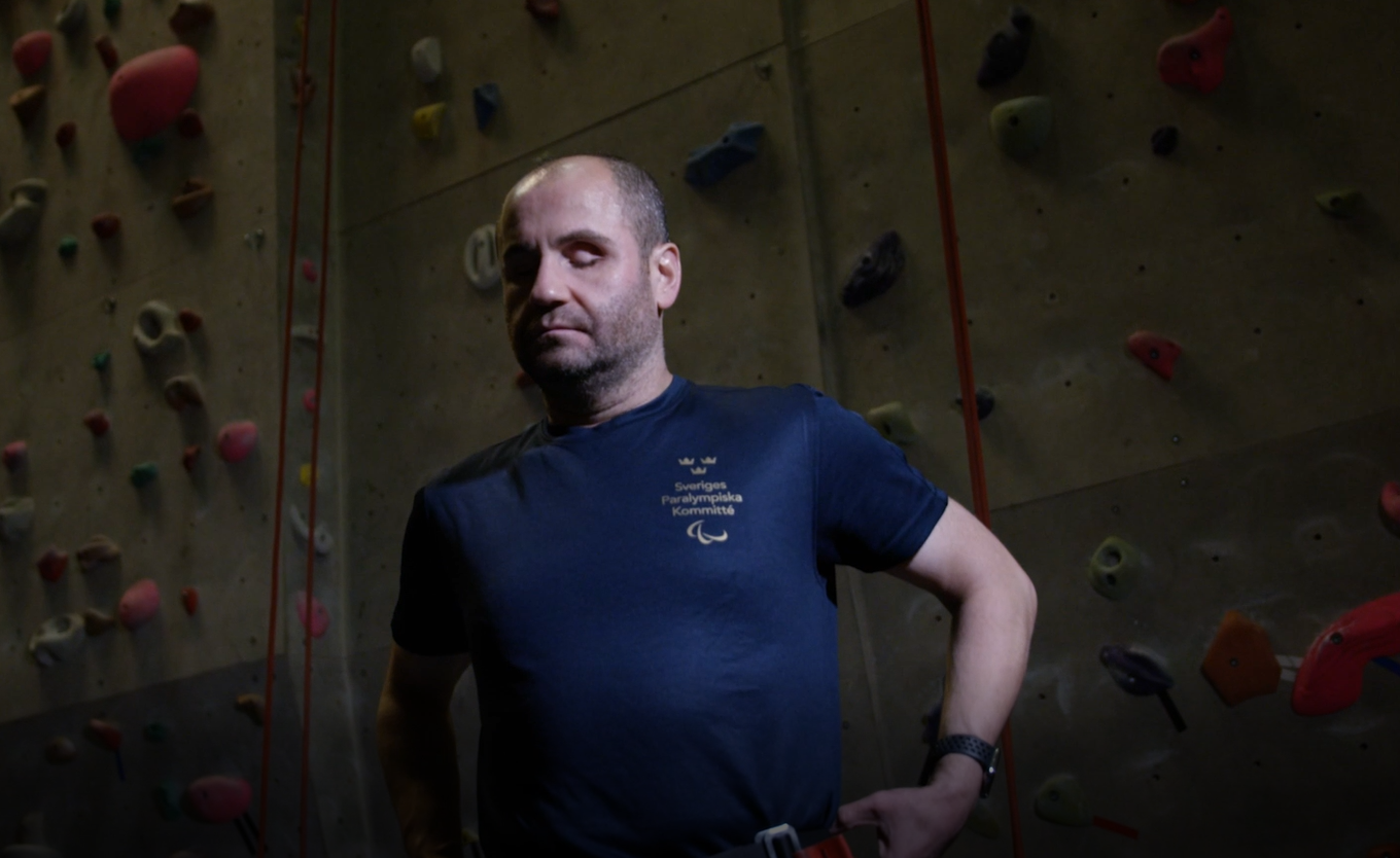 Daniel gör sig redo för att klättra.