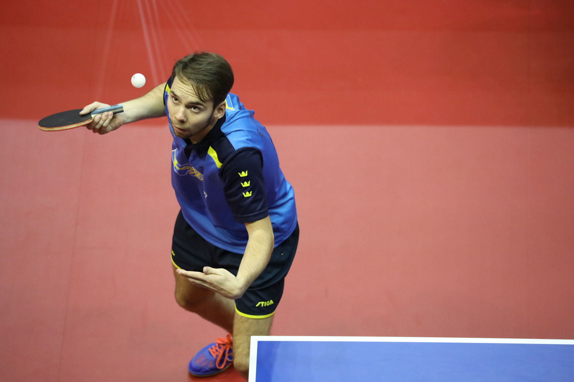 En person servar bollen.