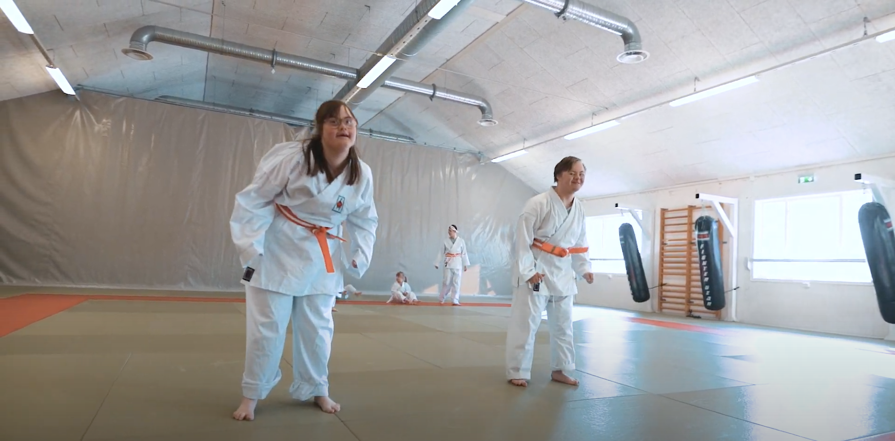 Olle och hans budokompis hoppar upp och ner på träningen. 