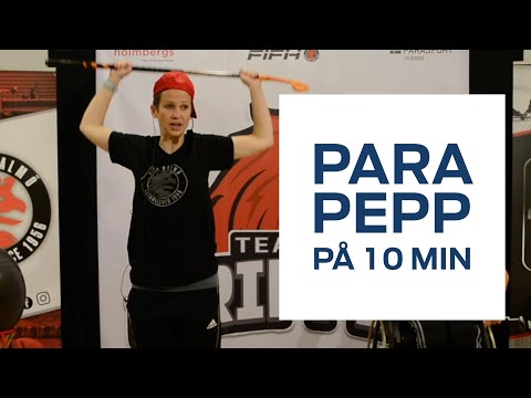 En kvinna med mörka kläder och keps står med en bandyklubba precis ovanför sitt huvud. Bredvid henne är en ruta där det står parapepp på 10 minuter.