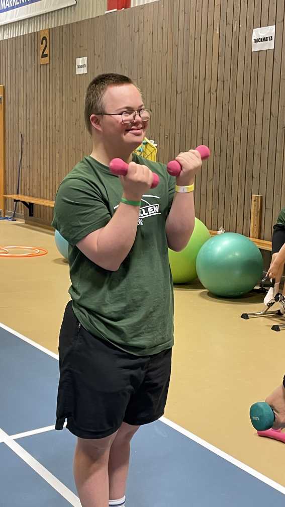 Gymnast tränar med två hantlar.