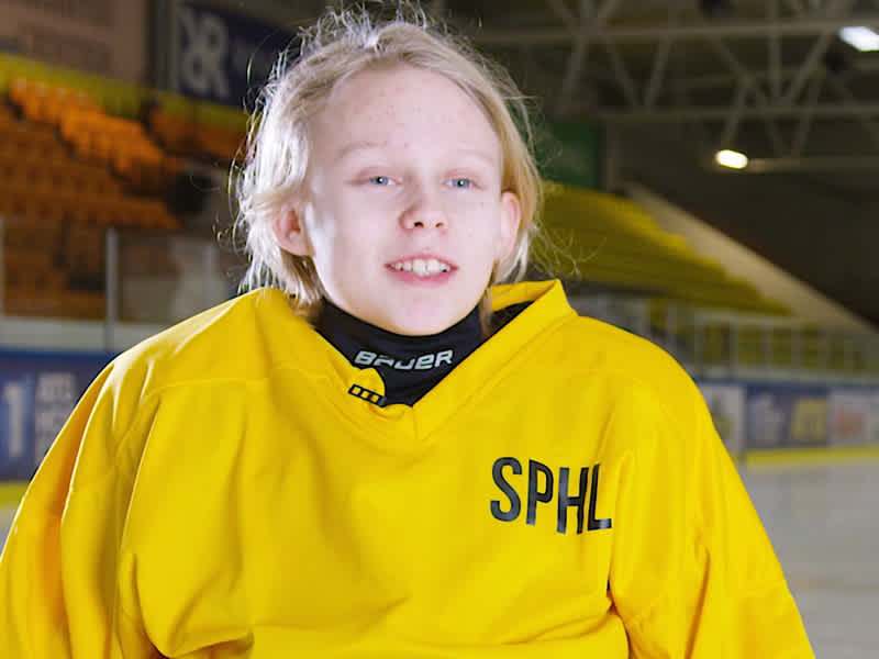 Mille i gul hockeytröja med texten SPHL.