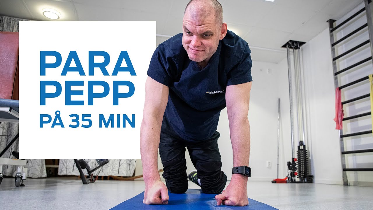 En man står på knäna med knogarna i en mattan. Han är i ett träningsrum och bredvid honom är en ruta där det står Parapepp på 35 minuter.