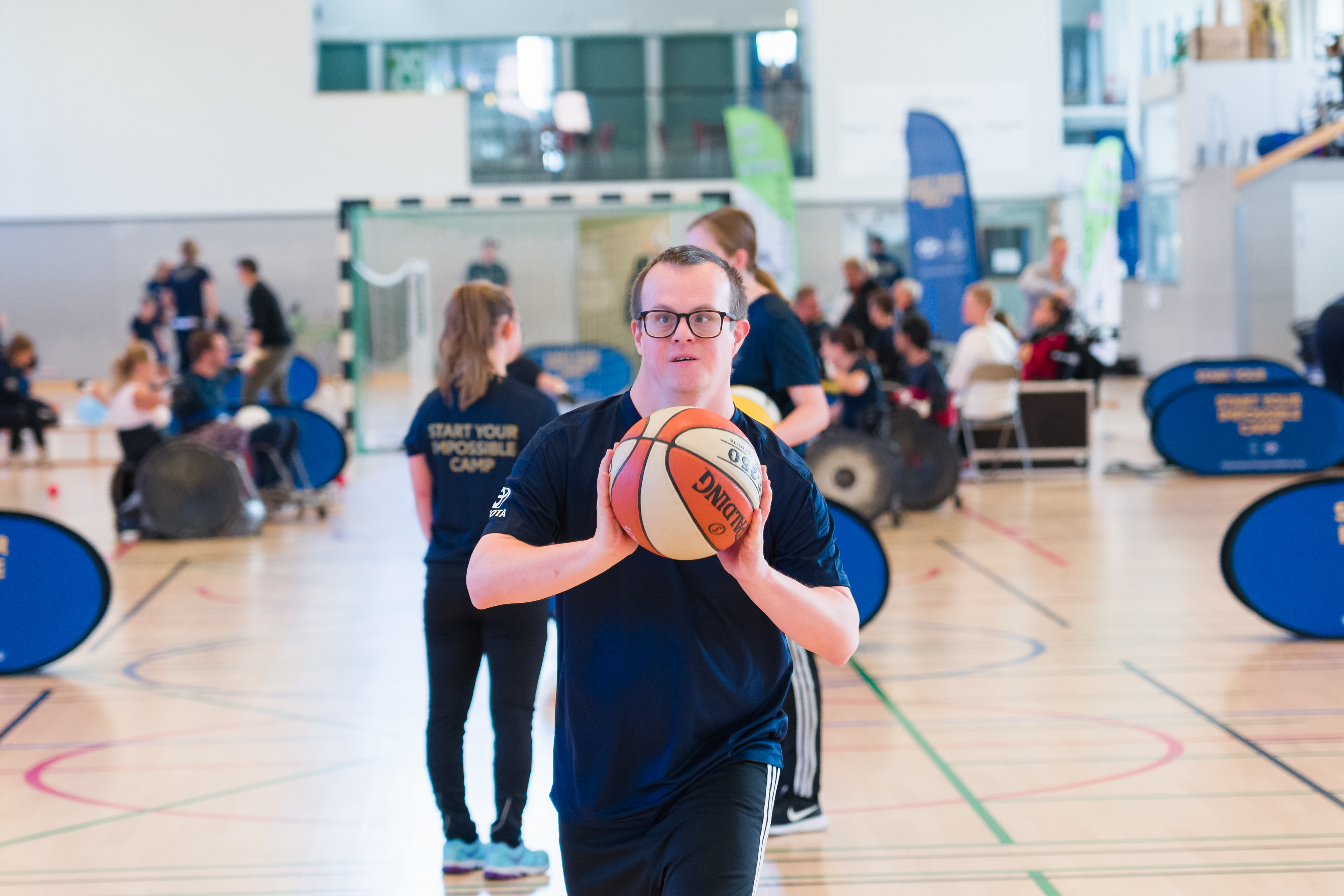 Ung man gör sig redo för ett skott med basketbollen.