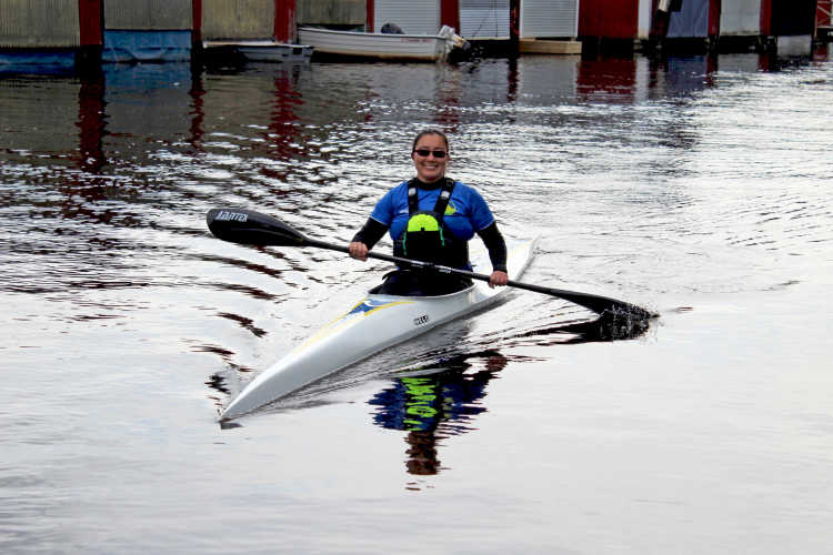 Rebecka Carlsson hittade sin kanotklubb genom ParaMe. Nu paddlar hon minst fyra gånger i veckan.