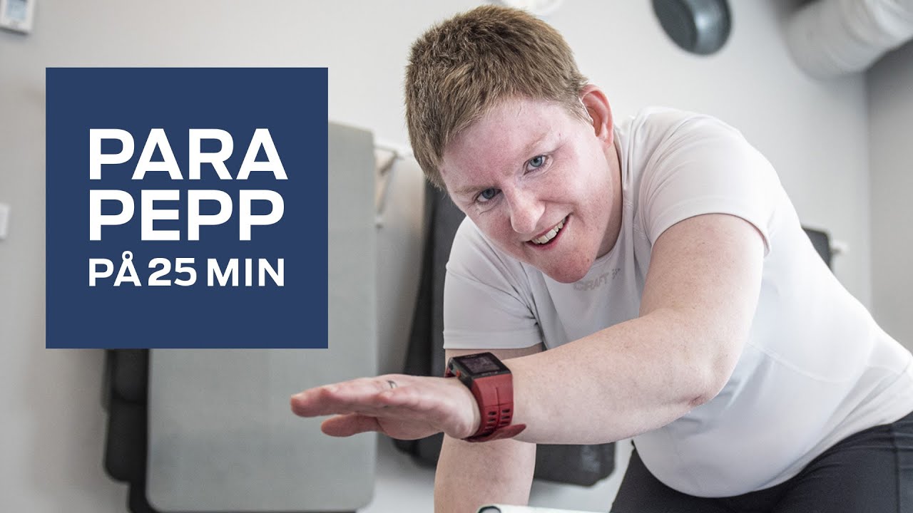 En kvinna står på alla fyra och lyfter en arm över en bok som står på högkant på golvet. En bli ruta med texten Parapepp på 25 minuter.