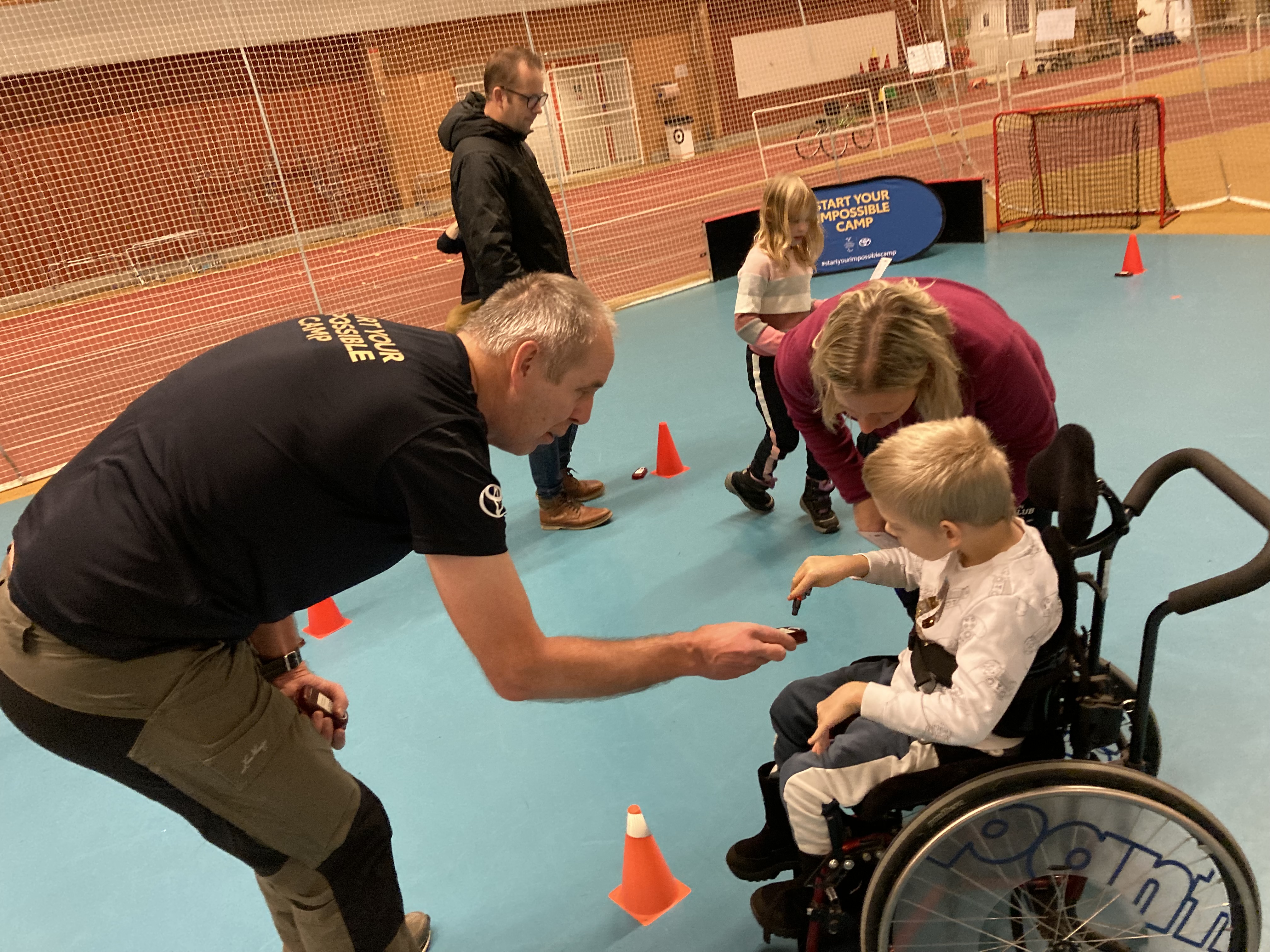 En ung kille provar orientering på Start Your Impossible Camp.