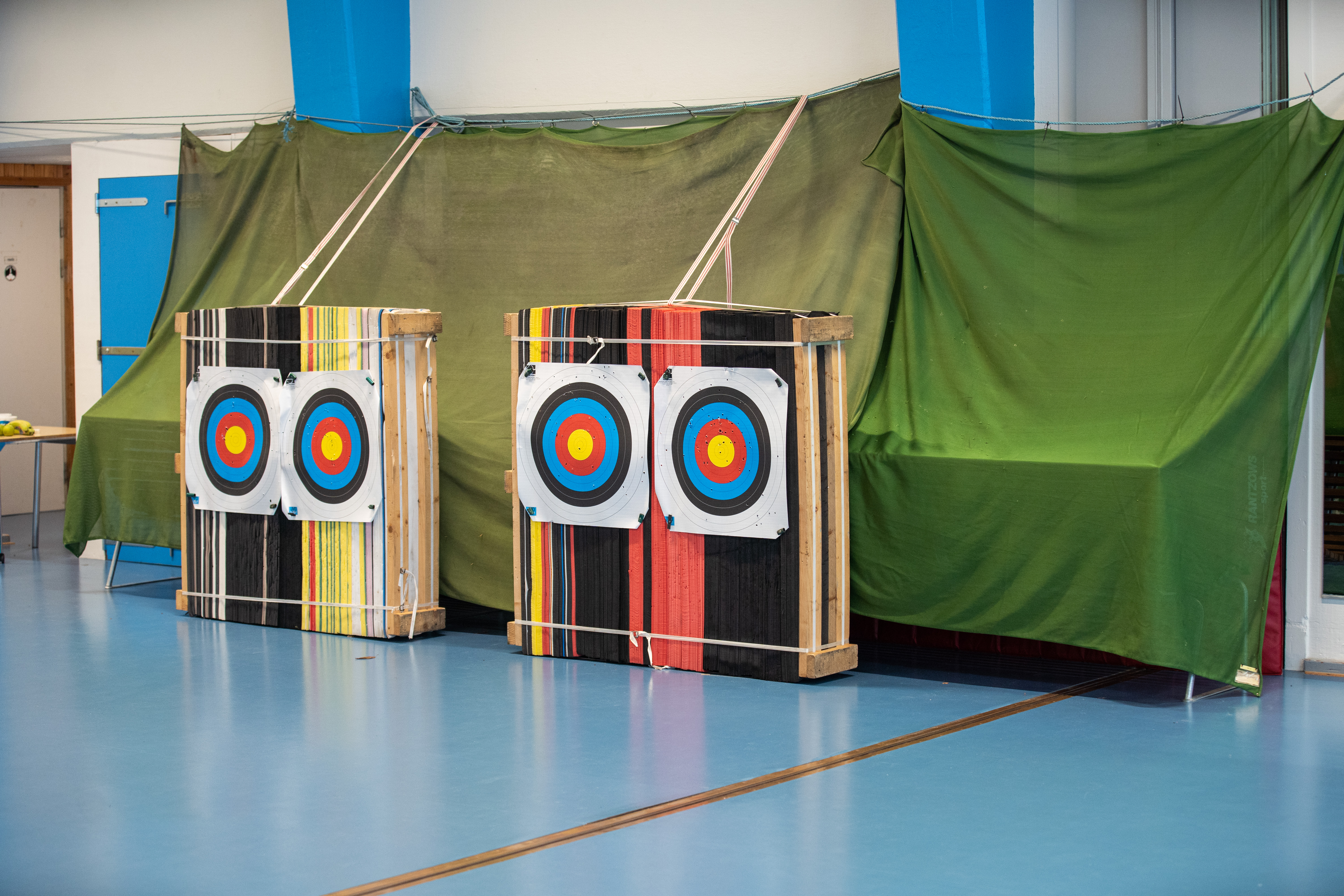 Fyra stycken bågskyttetavlor uppställda på rad.