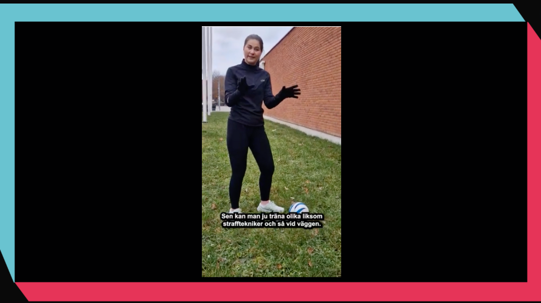 Utomhusmiljö, gräsmatta. En ung kvinna med en fotboll vid fötterna. Intill henne, en tegelvägg.