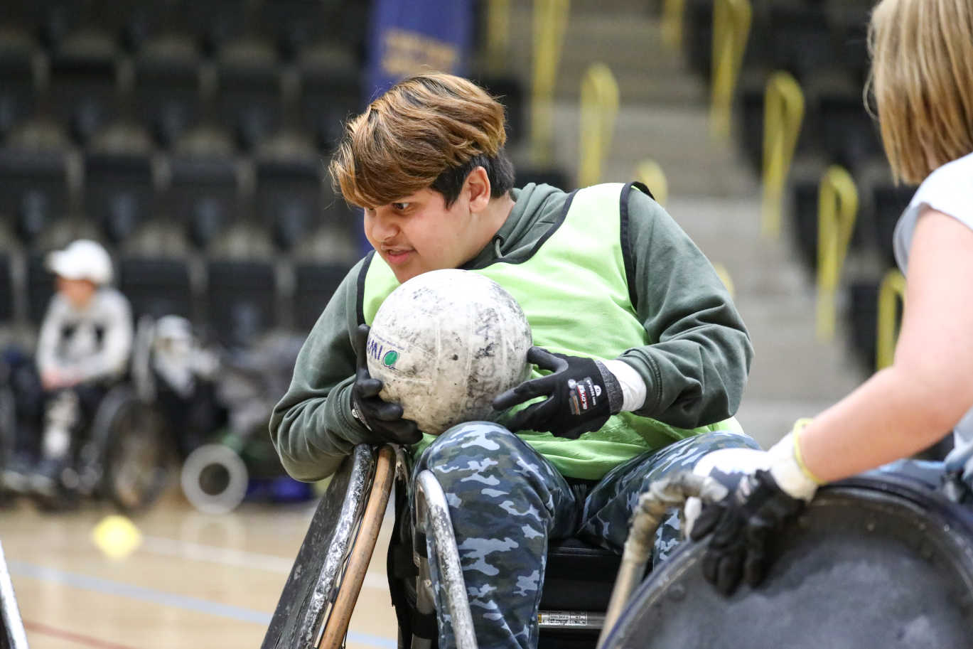 En ung man håller i bollen och ser fokuserad ut.