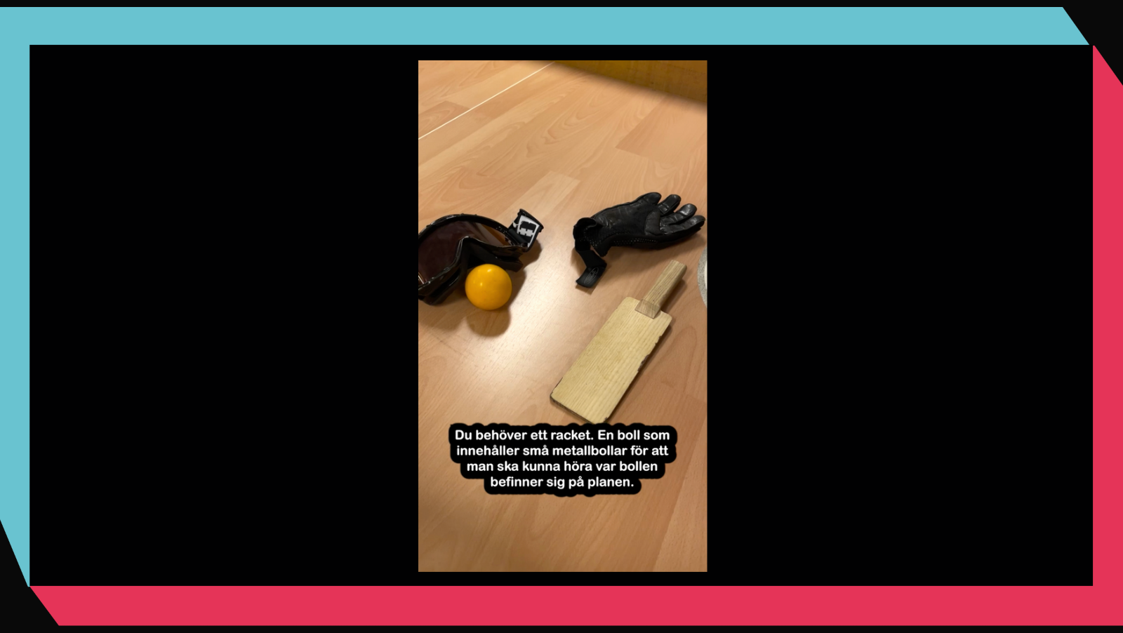 En skärmdump från klippet om sporten showdown. På bilden är det showdownutrustning på ett showdownbord i trä: ögonbindel, handske, boll och racket.