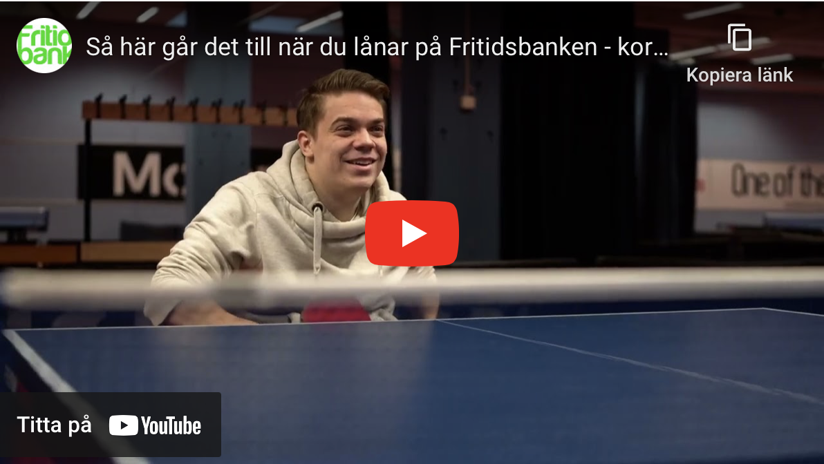 Thumbnail syntolkad video Fritidsbanken. Text: "Så här går det till när du lånar på Fritidsbanken – kort version". Klicka för att spela.