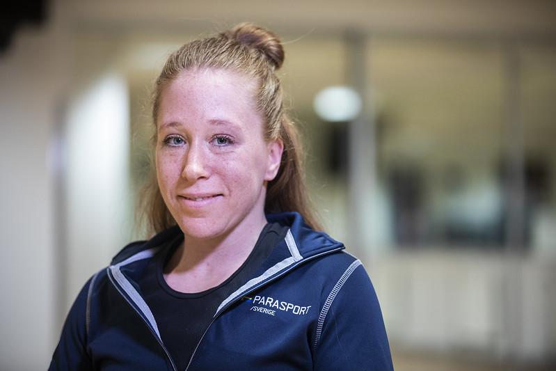 En kvinna ler in i kameran. 