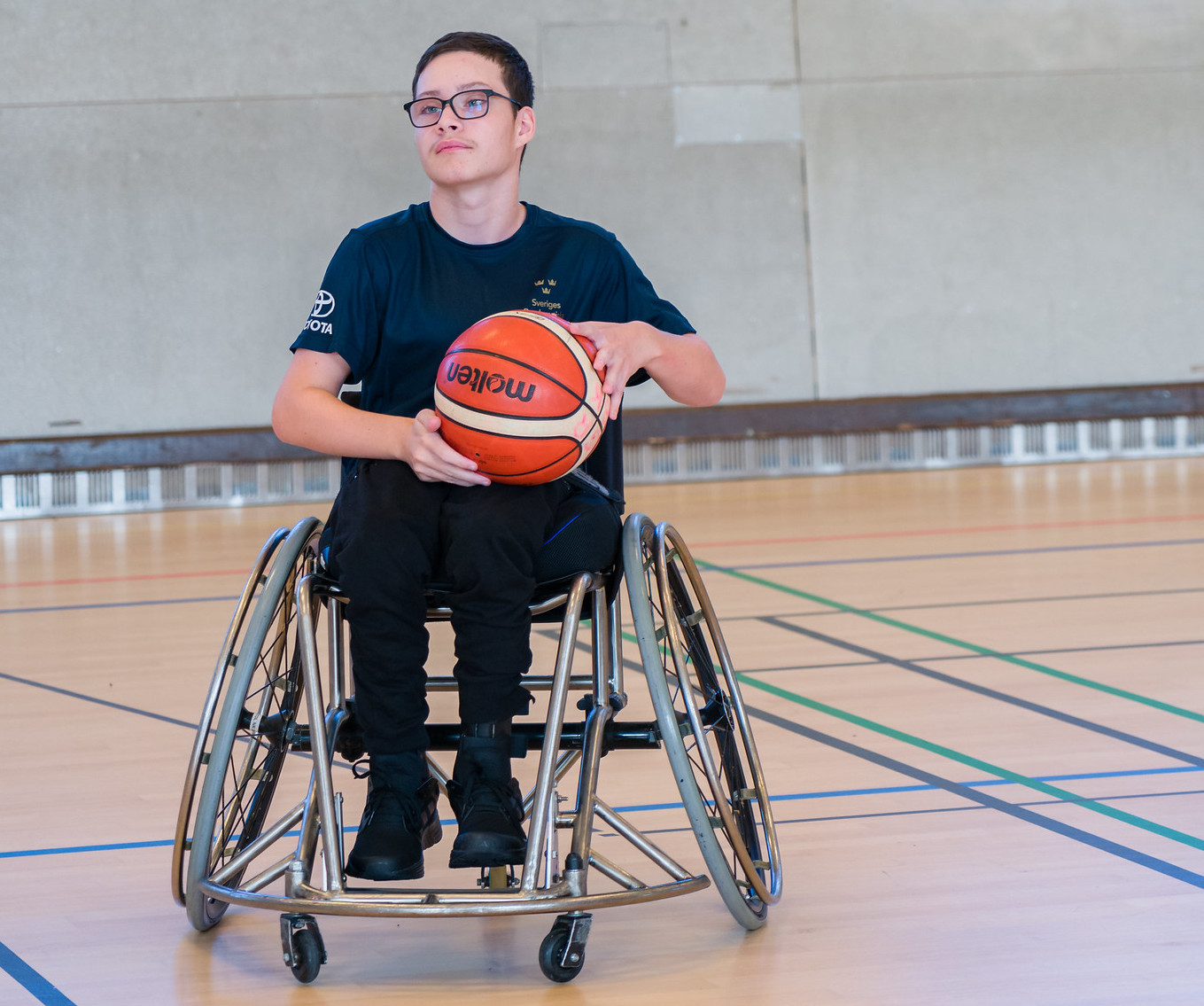 Ung man med basketbollen i händerna gör sig redo att kasta.