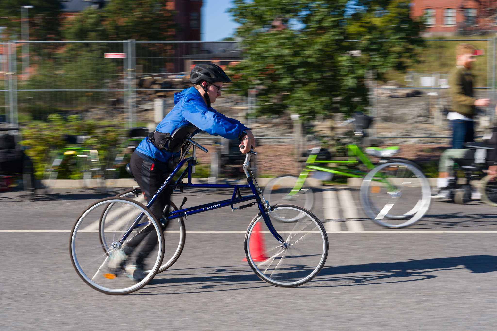 En person som lär sig framerunning, bakgrunden är suddig. 