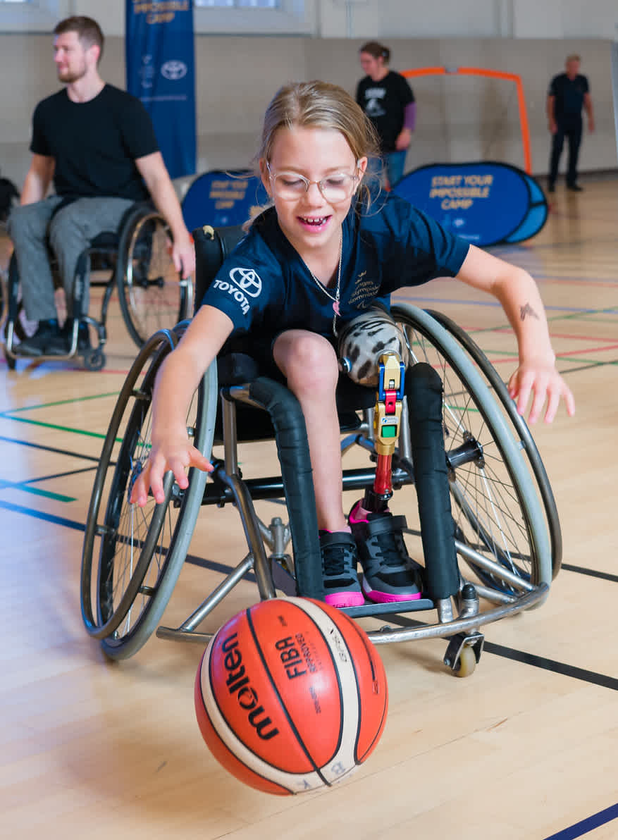 Flicka studsar basketboll.