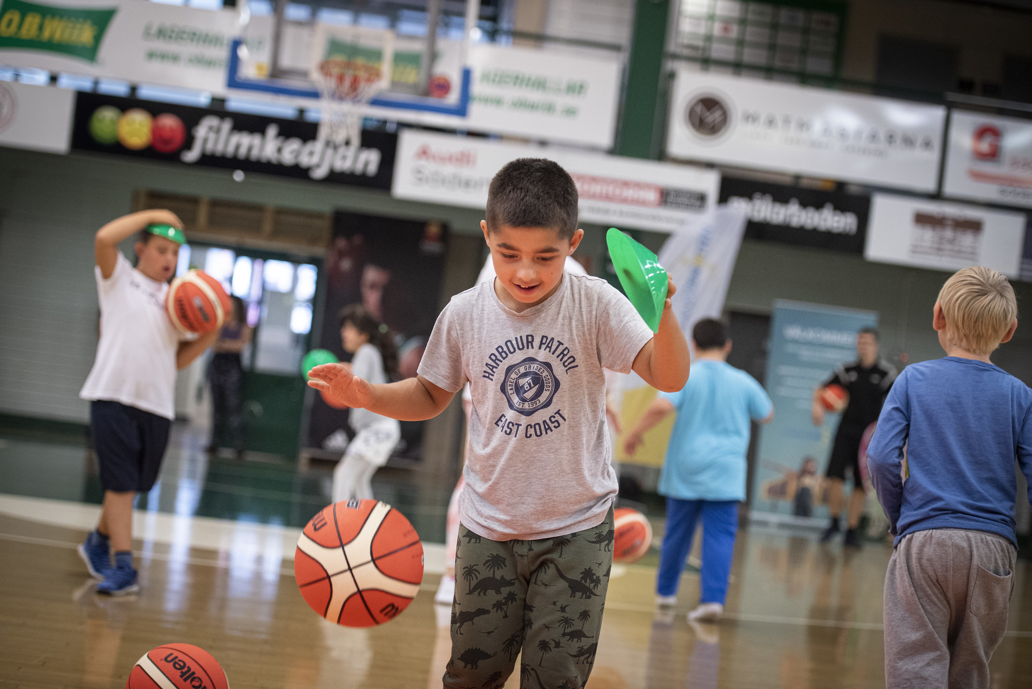 En kille dribblar en basketboll.