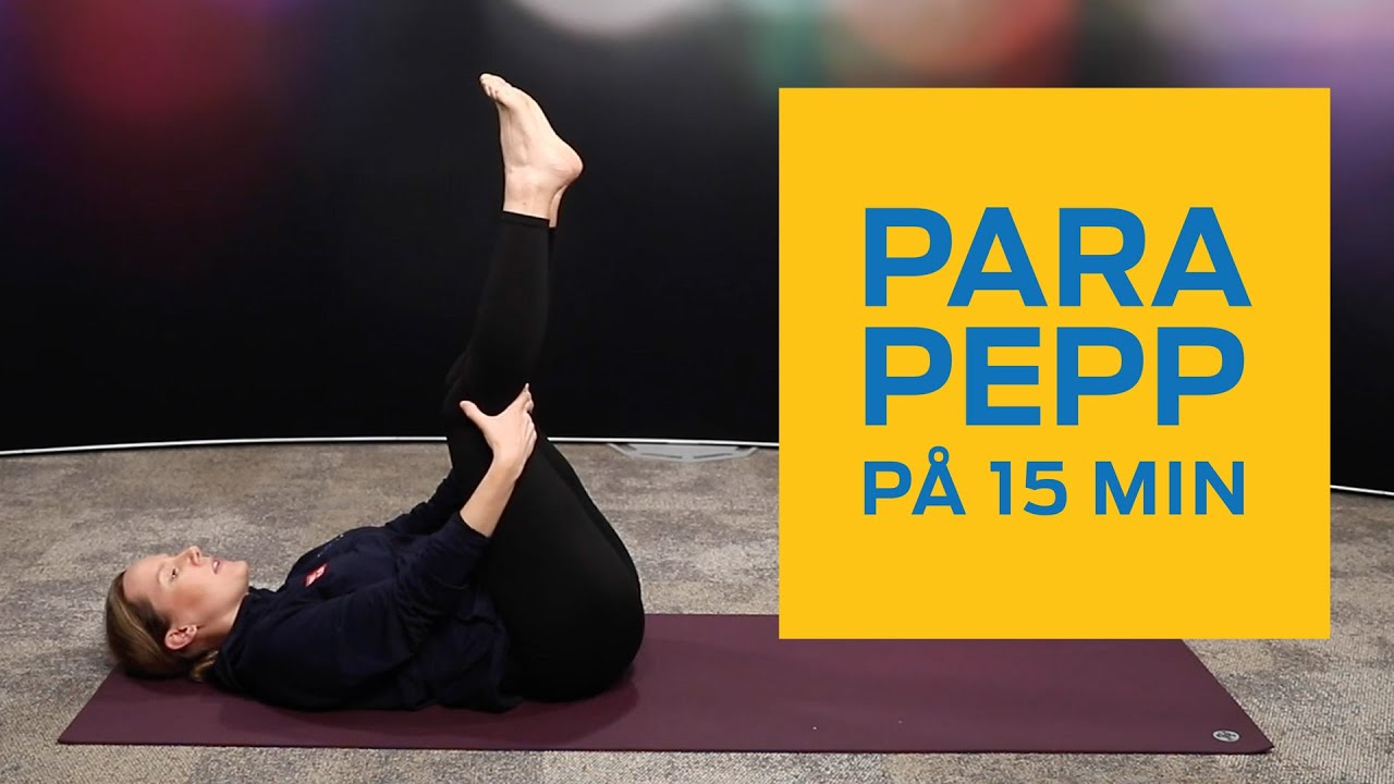 En kvinna ligger på rygg på en yoga matta och håller benen upp i liften. I en gul ruta med blå text står det ParaPepp på 15 minuter.