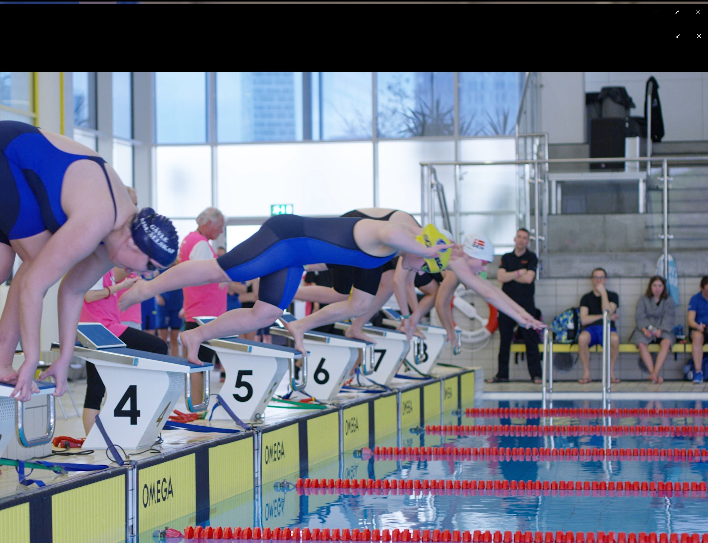 Josefine dyker från startpallen i ett lopp. 