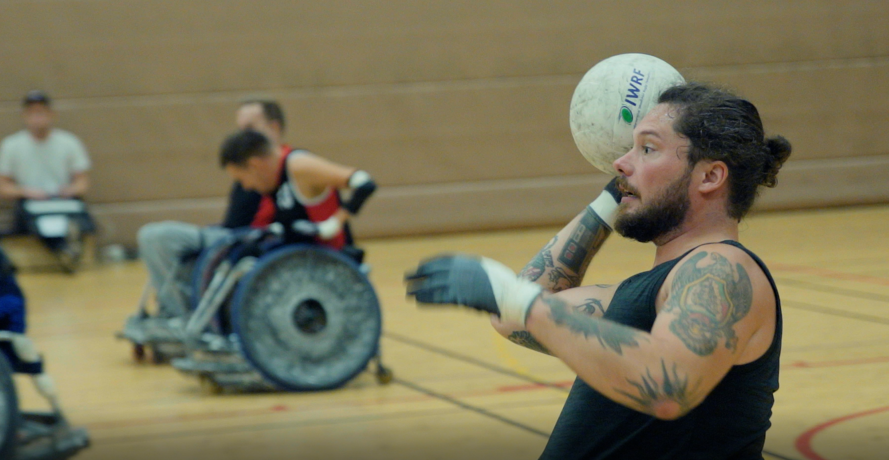 En spelare passar bollen till en lagkamrat.