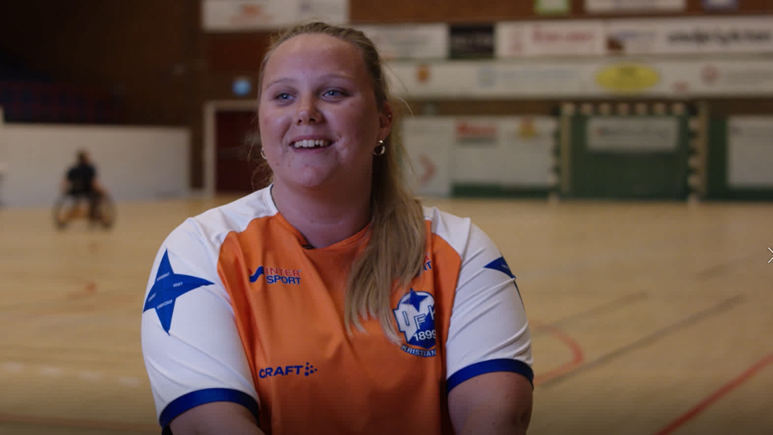Elina blir intervjuad klädd IFK Kristianstads orangea matchtröja.