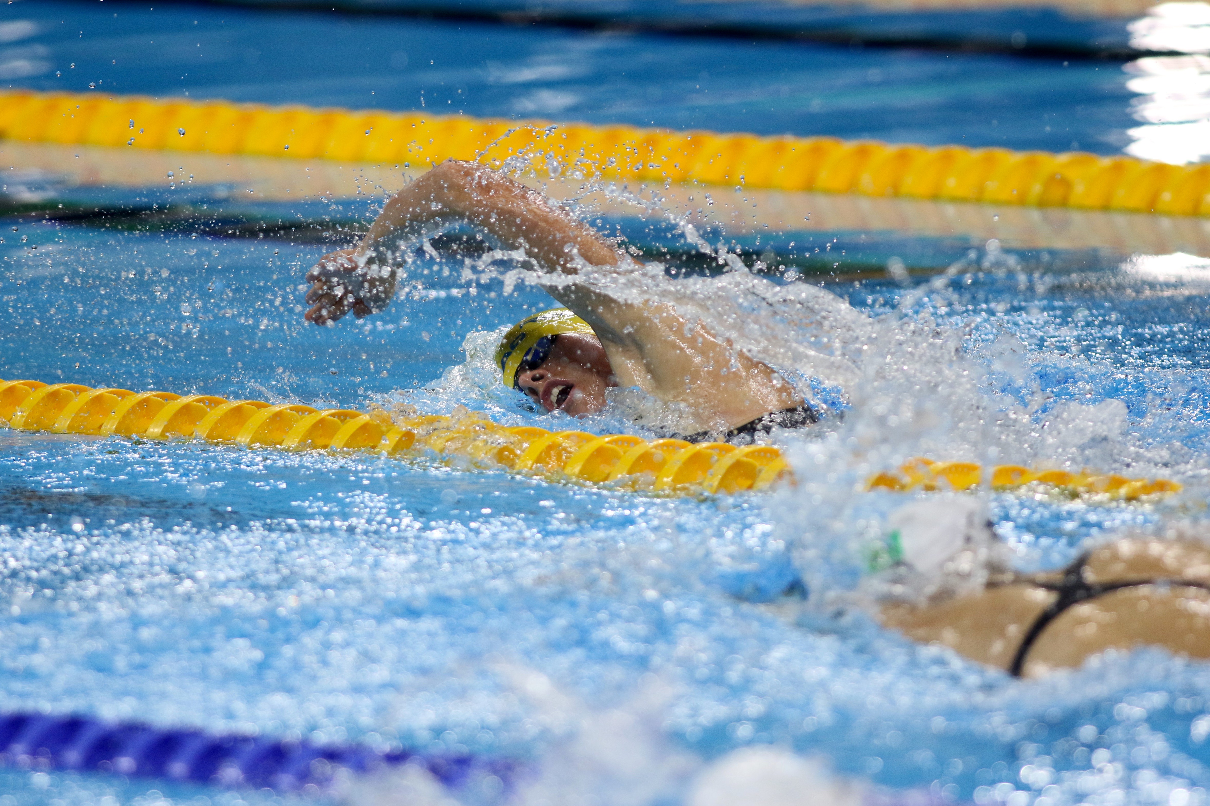 Maja Reichard simmar crawl i bassägen.
