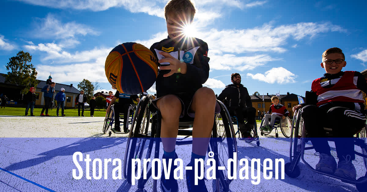 En bild på rullstolsbasketspelare på utomhusplan i motljus. Text: Stora prova-på-dagen.