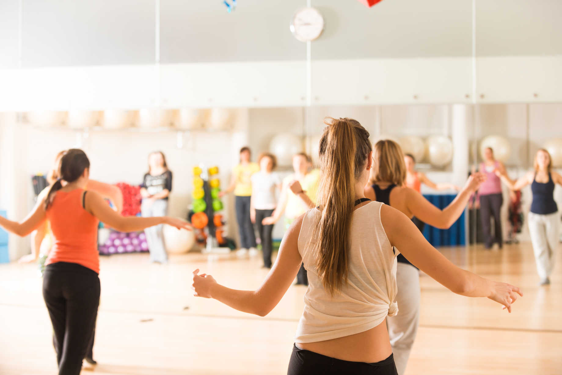 En grupp personer dansar i en danslokal.