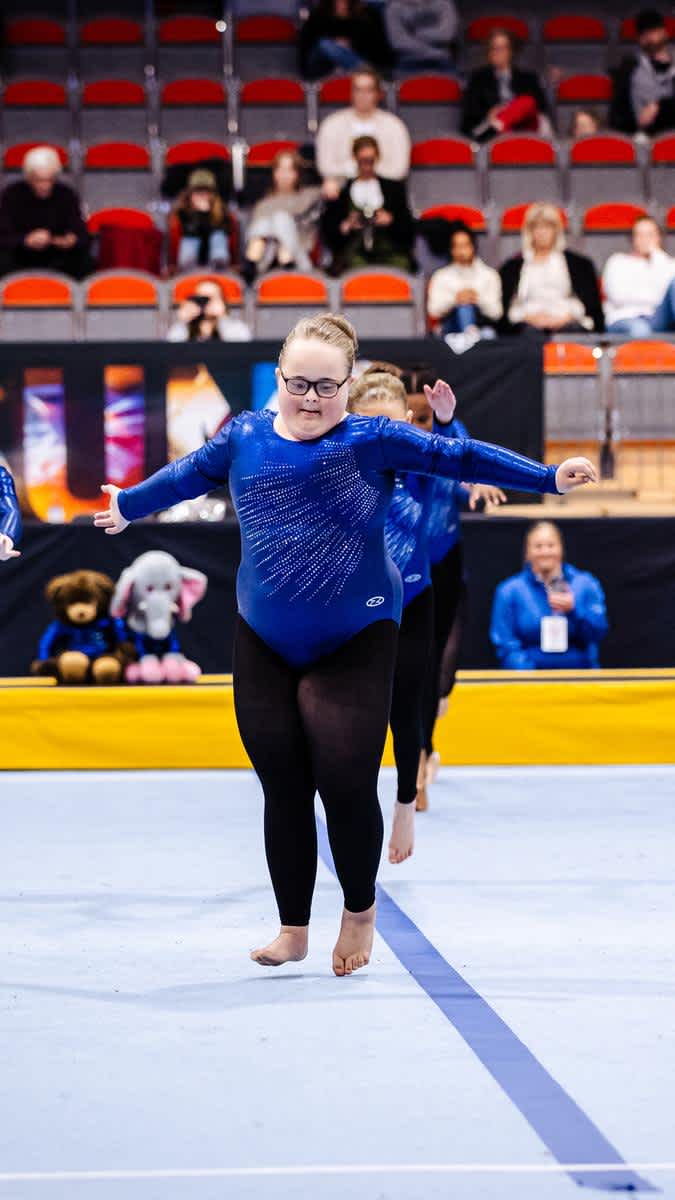 En gymnast utför ett moment.