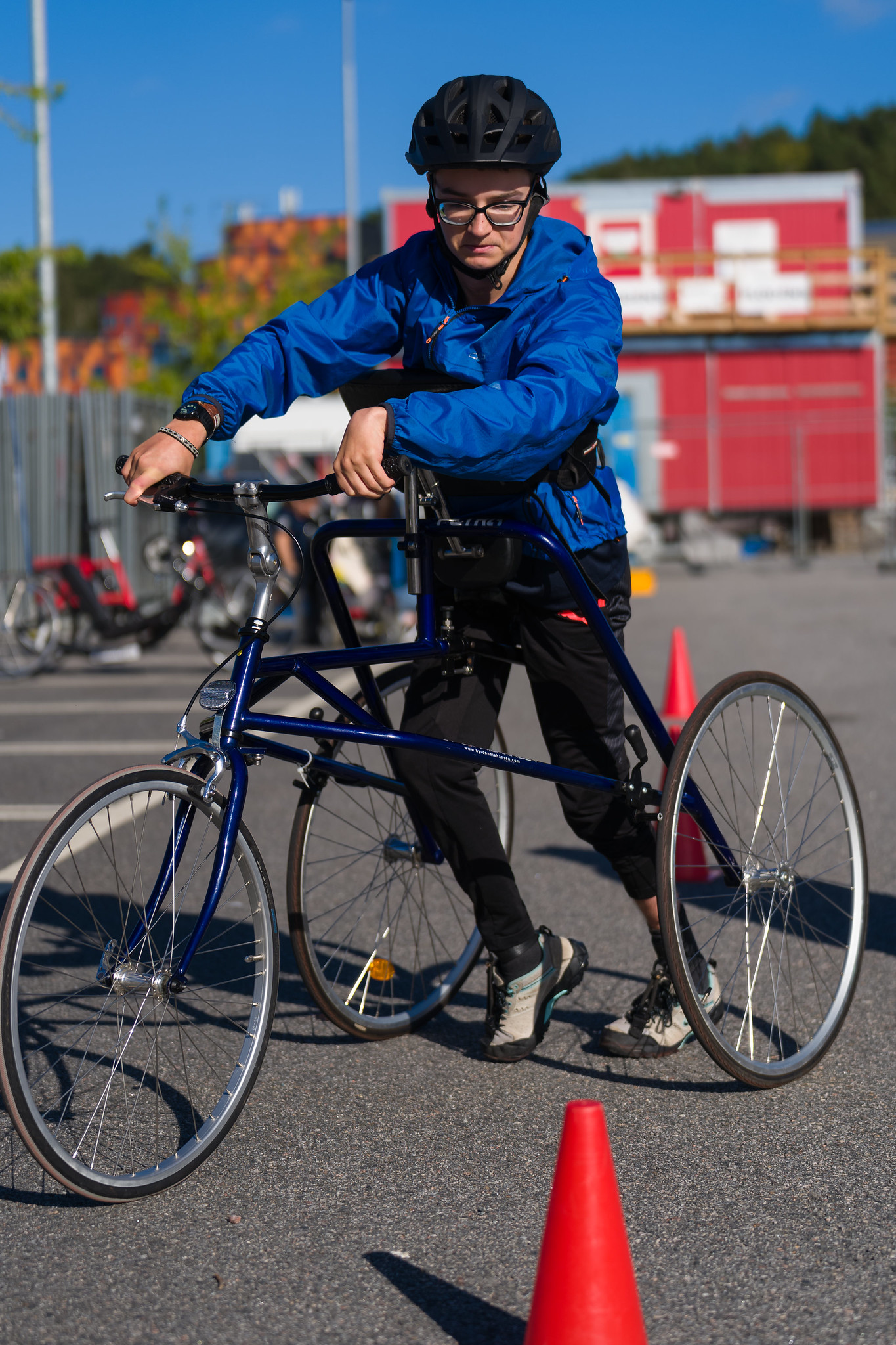 Prova-på-aktivitet med framerunning, här är en deltagare som övar slalom mellan koner.