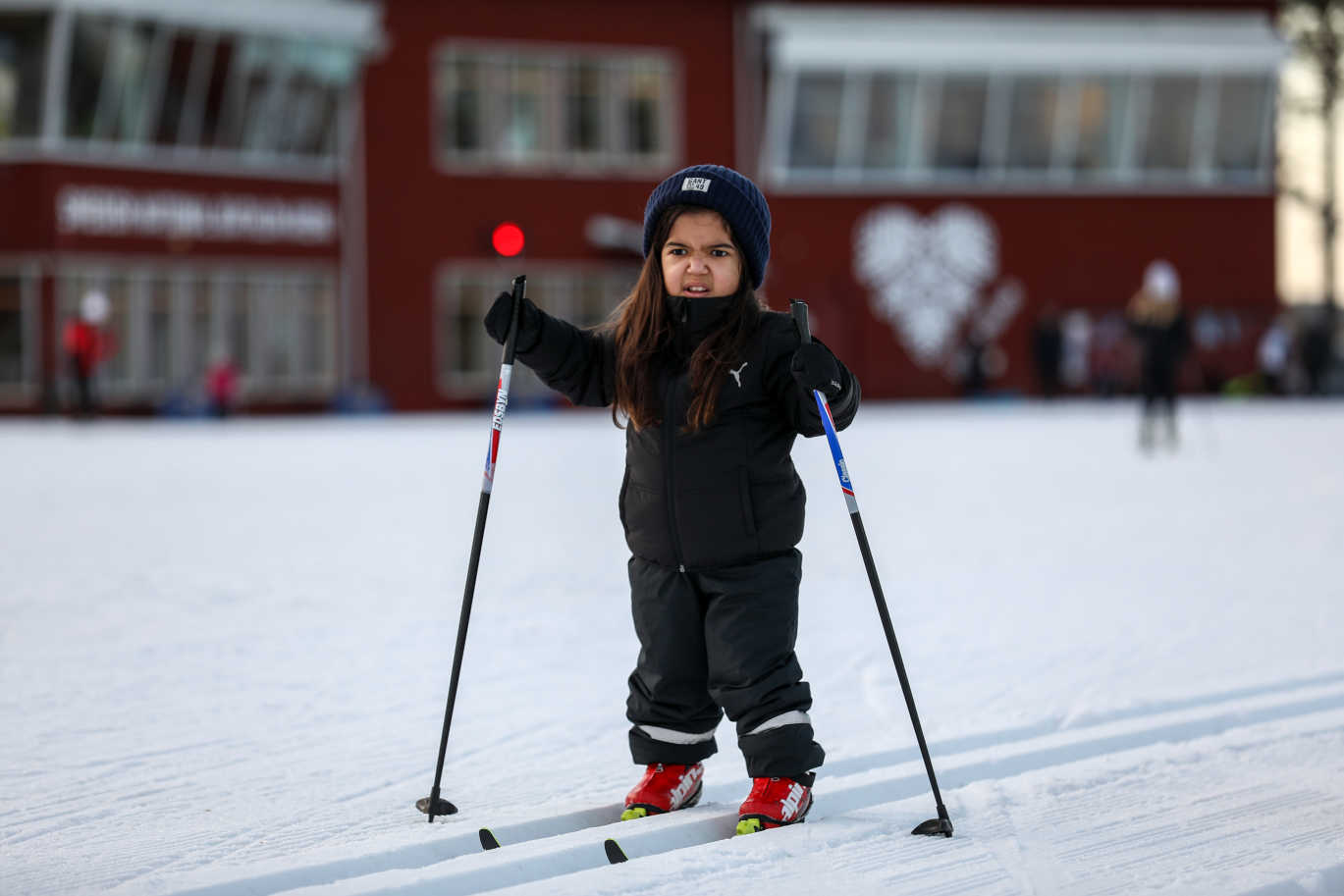 Ung tjej åker stående längdskidor.