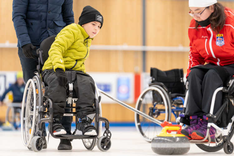 Ossian Petersson testar rullstolscurling på Start Your Impossible Camp.