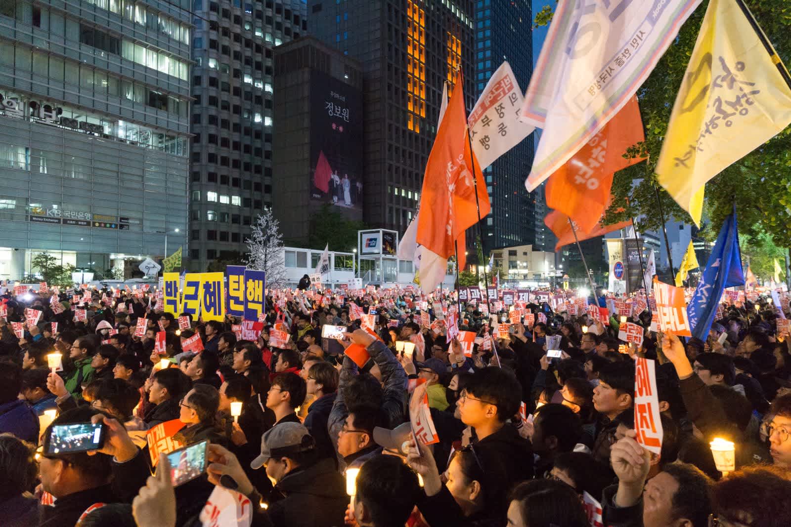 Mass_protest_in_Cheonggye_Plaza_02.jpg