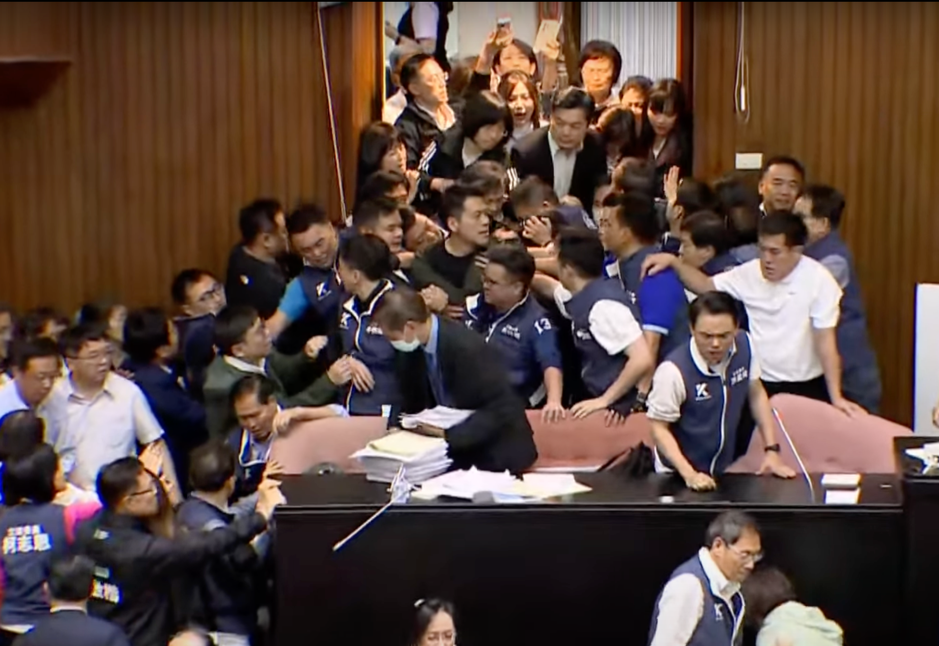 國會改革法案闖關院會 朝野立委爆發肢體衝突