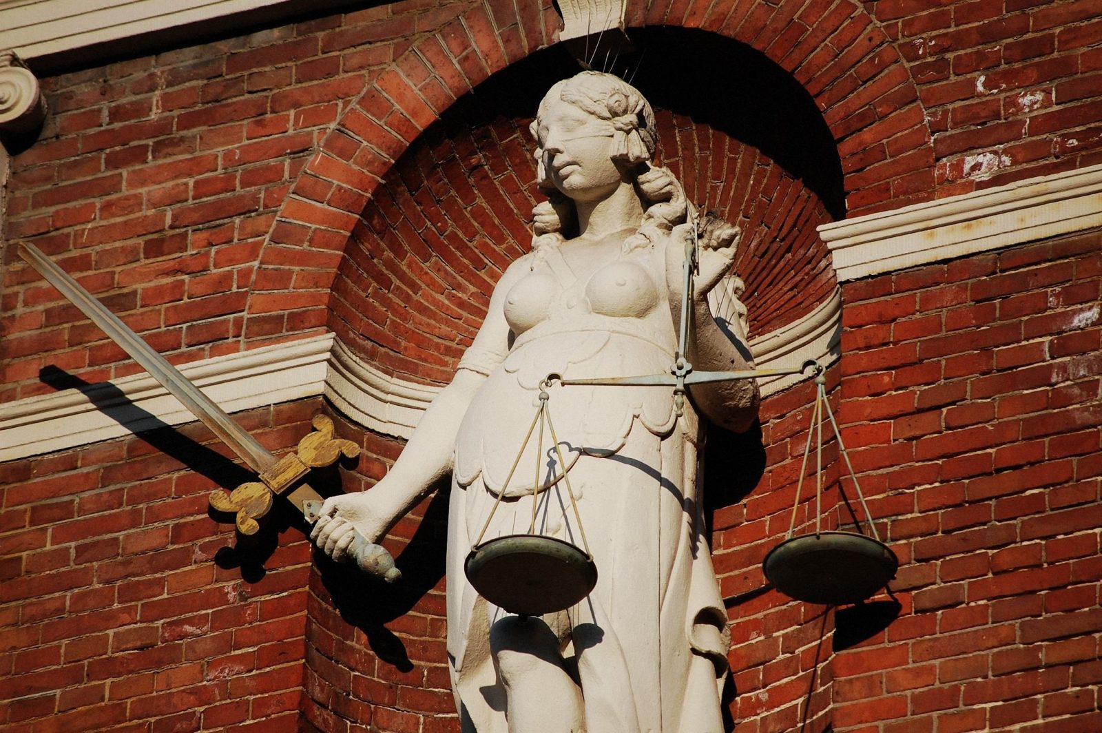 臺灣法院都判決了，為什麼還要到英國法院告林克穎？