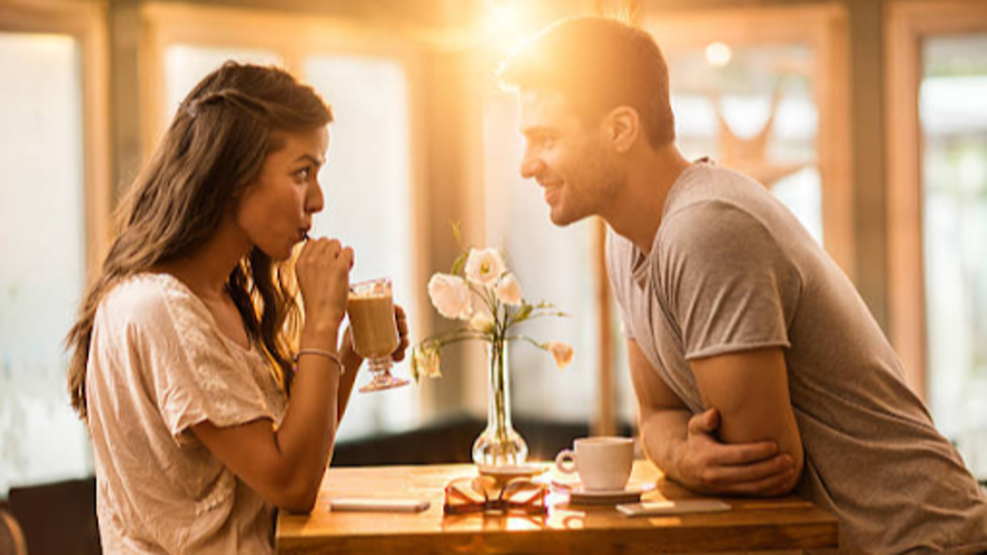 Contato visual e um simples sorriso podem fazer milagres na hora de flertar com alguém - iStock Contato visual e um simples sorriso podem fazer milagres na hora de flertar com alguém - iStock