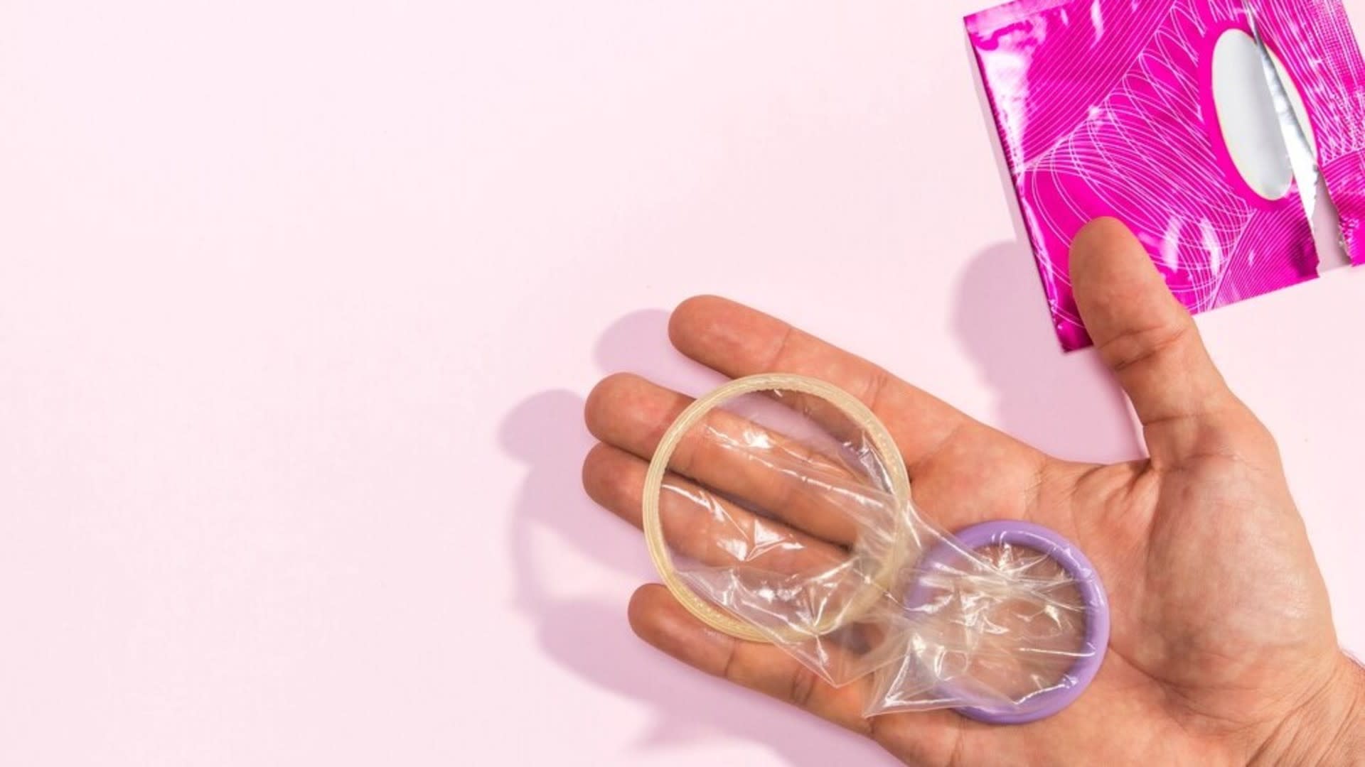 Em qualquer tipo de relação sexual, é sempre importante se proteger - Unpash Preservativos e sexo casual seguro