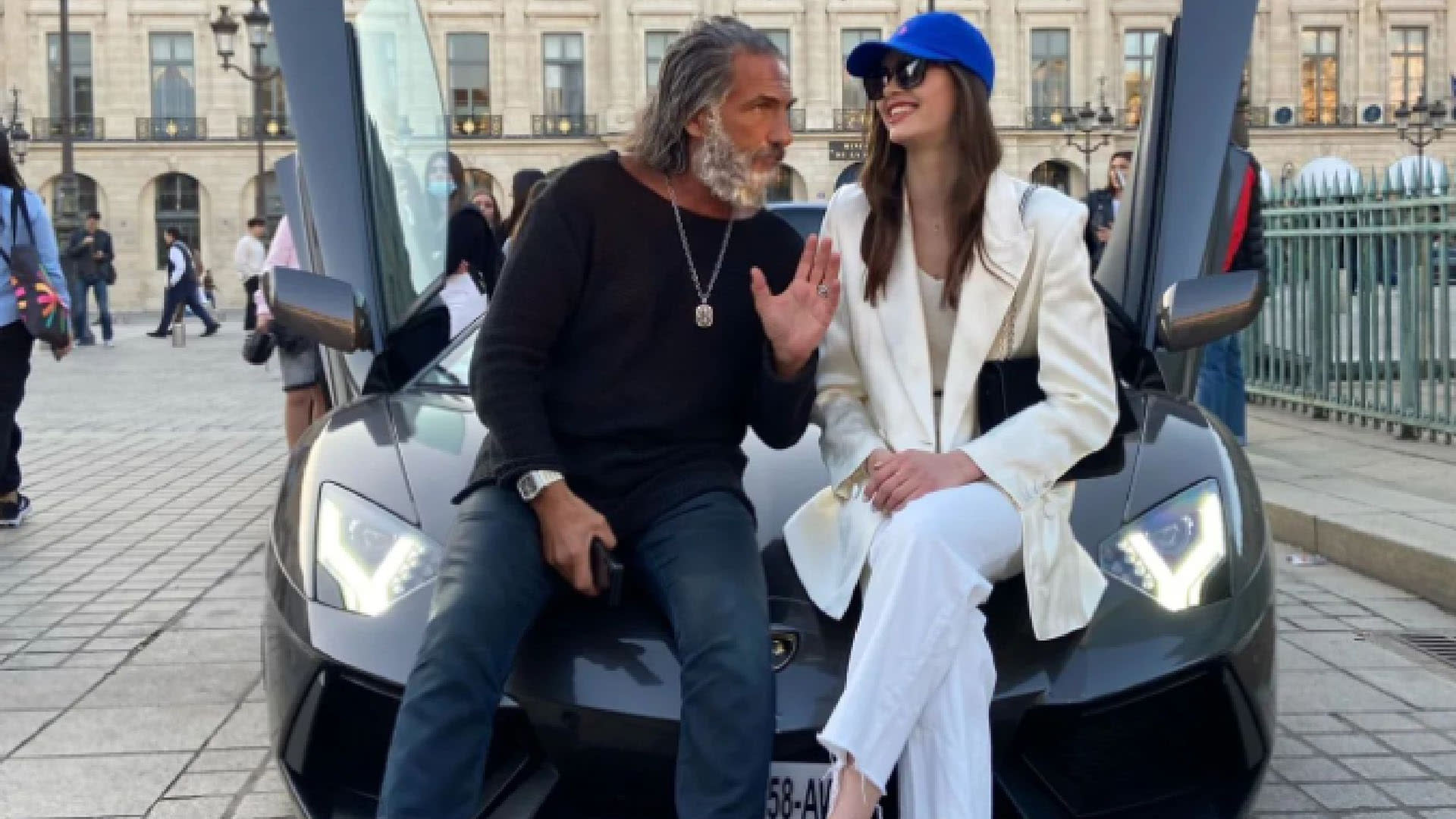 Ilian Tobianah e Rebeka Võsu Ilian Tobianah com sua namorada Rebeka Võsu sentados em uma Lamborghini.