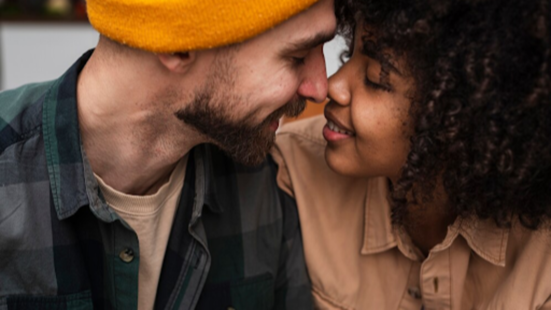 É possível ter um relacionamento sério com alguém e ainda assim ter a liberdade de flertar e se envolver sexualmente com outras pessoas - Freepik É possível ter um relacionamento sério com alguém e ainda assim ter a liberdade de flertar e se envolver sexualmente com outras pessoas - Freepik