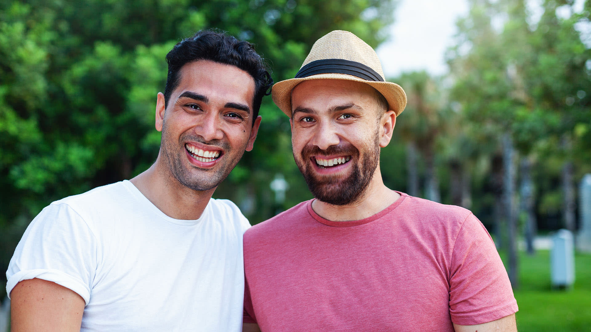Casal gay vivendo um relacionamento sugar. Dois homens no parque formando um casal gay em uma relacionamento sugar.