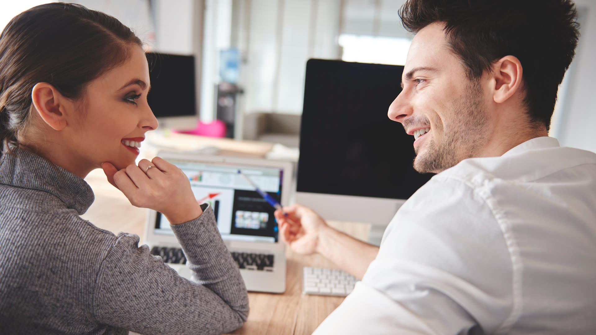 O trabalho pode ser um lugar perfeito para trair O trabalho pode ser um lugar perfeito para trair